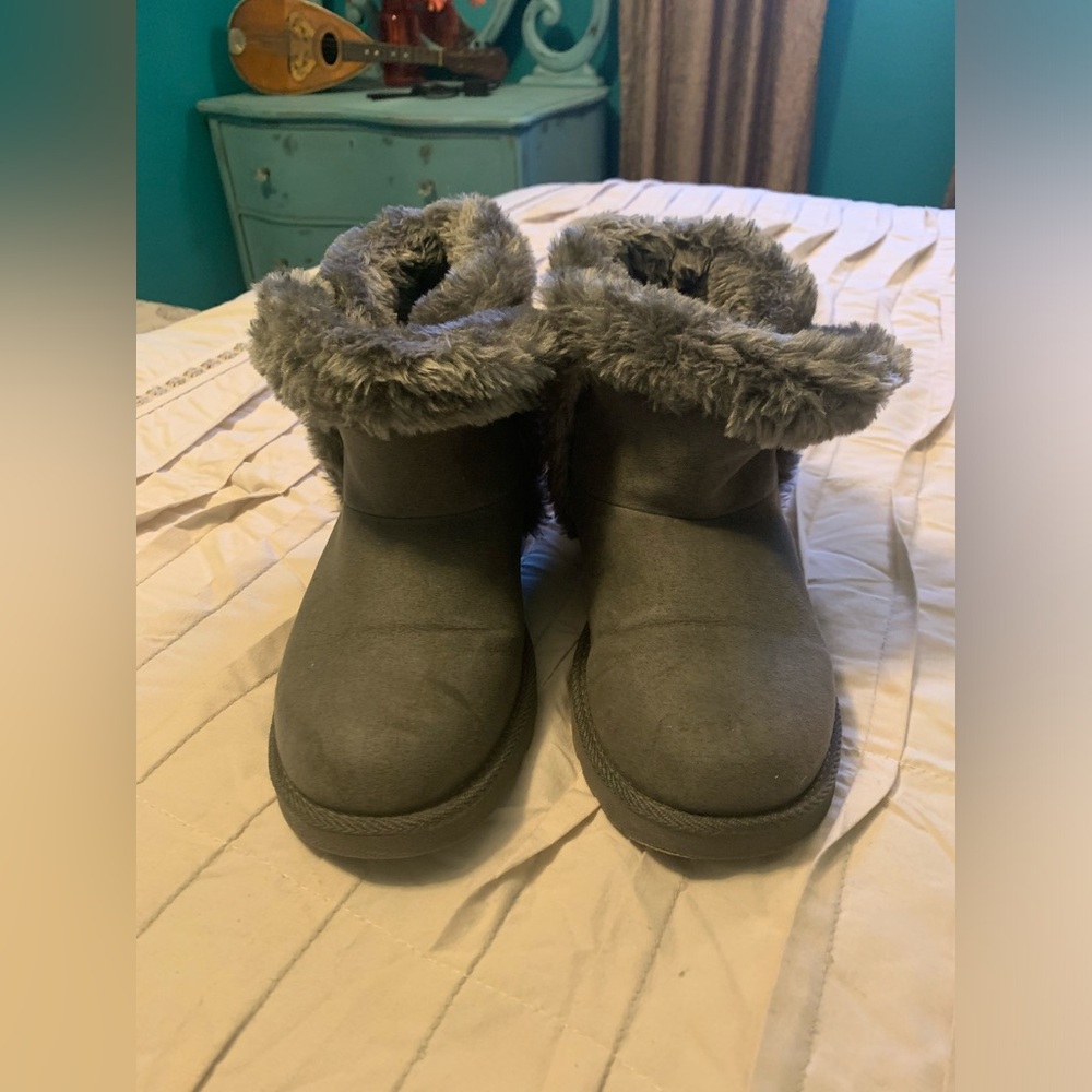 Makalu Yadra fuzzy boots size 7.5 grey